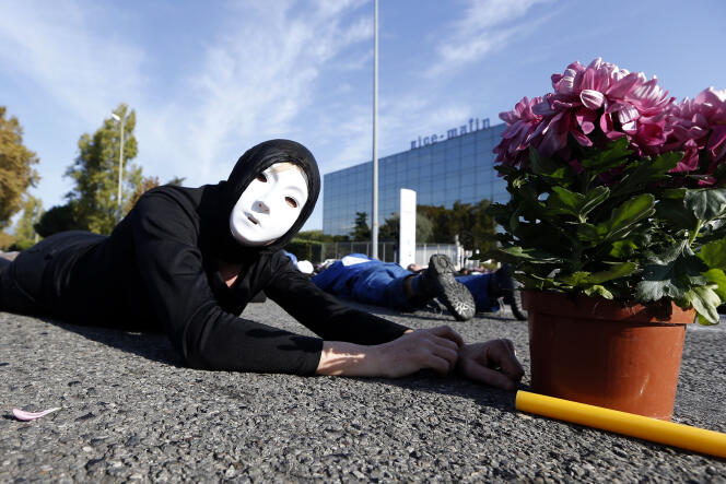 Les salariés de Nice-Matin sont dans l'incertitude depuis de longs mois. Ici, une manifestation au siège du journal, le 1er novembre 2013.  AFP PHOTO / VALERY HACHE