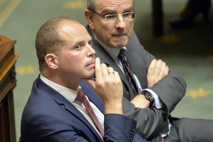 Theo Francken (en bleu) lorsqu’il était secrétaire d’Etat pour l’asile, la migration et la simplification administrative, le 14 octobre 2014.