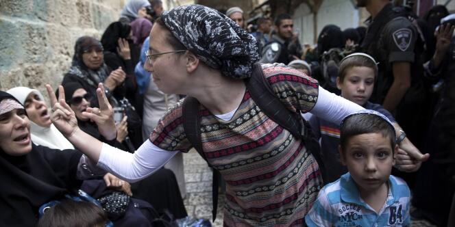 Une femme israélienne toise une femme palestinienne lors d'une manifestation contre la visite de juifs orthodoxes et de colons israéliens sur l'esplanade des Mosquées, mardi 14 octobre.
