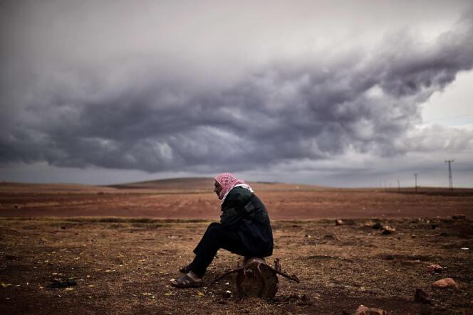 Un Kurde près du village de Mursitpinar à proximité de Kobané.
