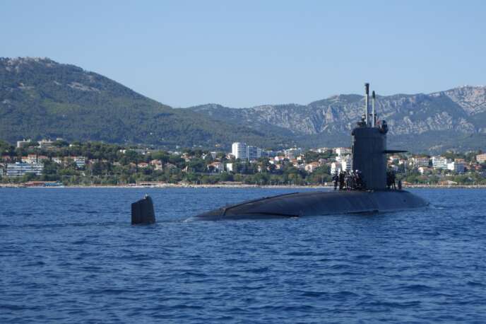 Le sous-marin nucléaire d’attaque « Perle » dans la rade de Toulon, en juillet 2014.