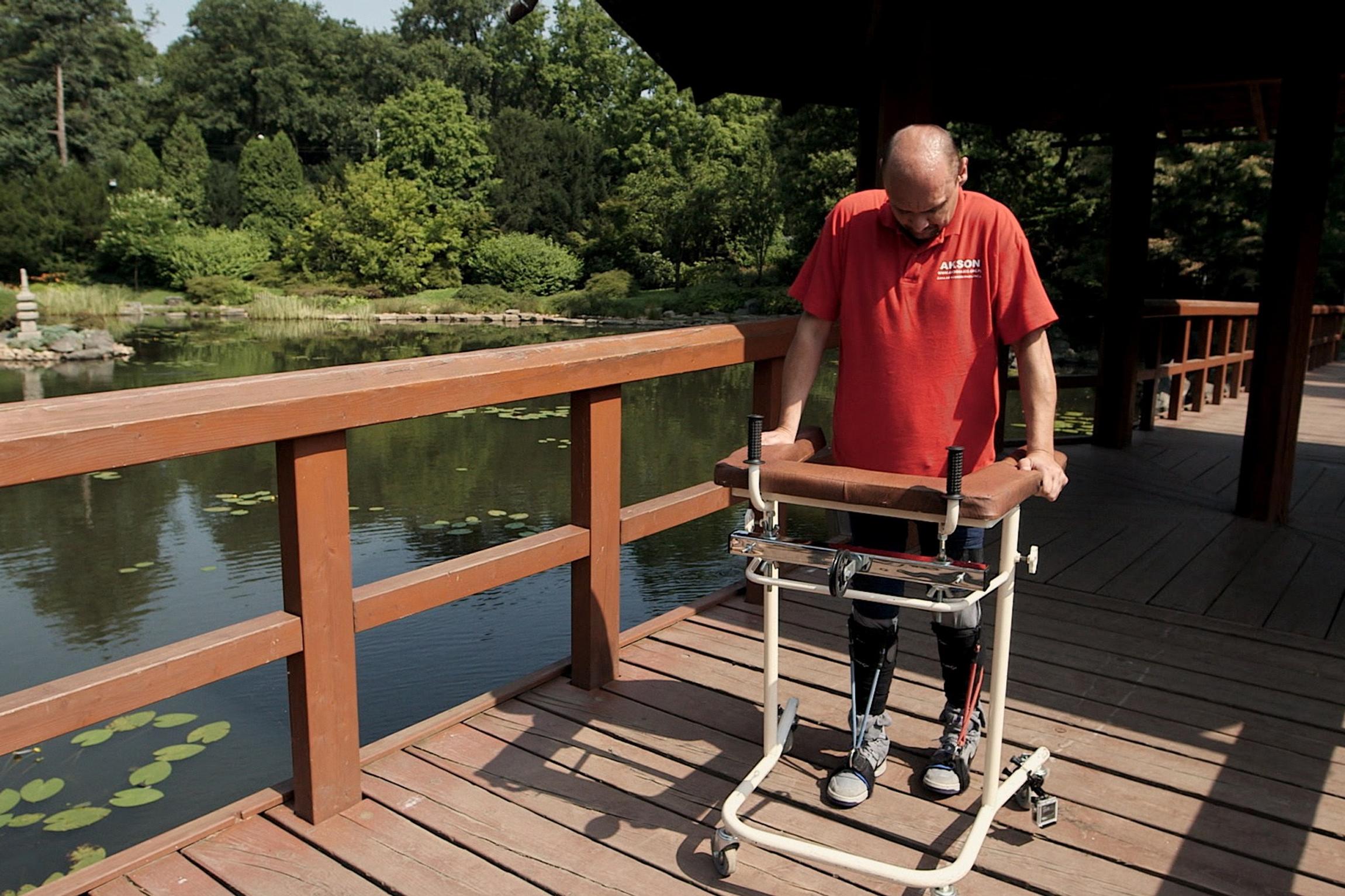Un homme paralysé remarche après une opération sans précédent de la ...