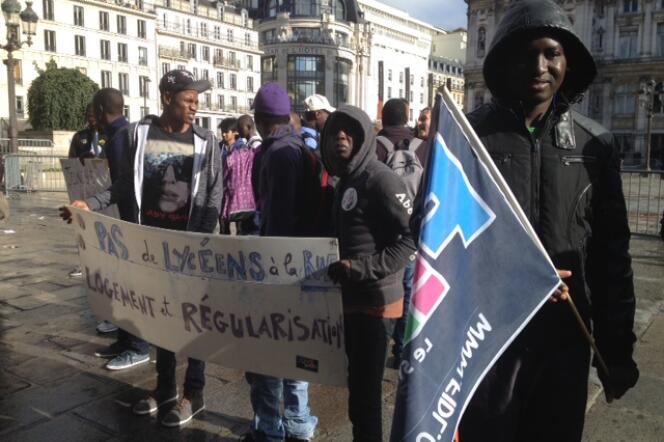 Une quinzaine de jeunes migrants soutenus par les syndicats lycéens seront pris en charge par la Ville de Paris.