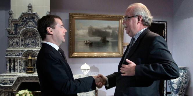 Le chef du gouvernement russe, Dmitri Medvedev et le PDG de Total, Christophe de Margerie.