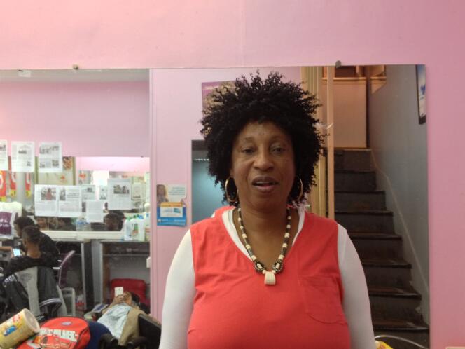 Fatou, ivoirienne, au salon de coiffure du 57, boulevard de Strasbourg, à Paris, mardi 21 octobre 2014.