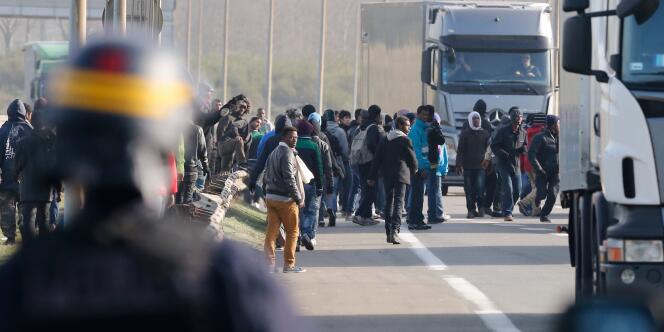 Mercredi, des migrants se sont confrontés aux CRS alors qu'ils tentaient de monter à bord de camions en partance pour le Royaume-Uni. 