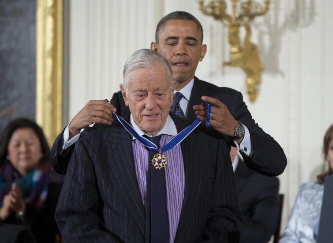 Barack Obama remet à Ben Bradlee la médaille présidentielle de la liberté, en novembre 2013 à la Maison Blanche.
