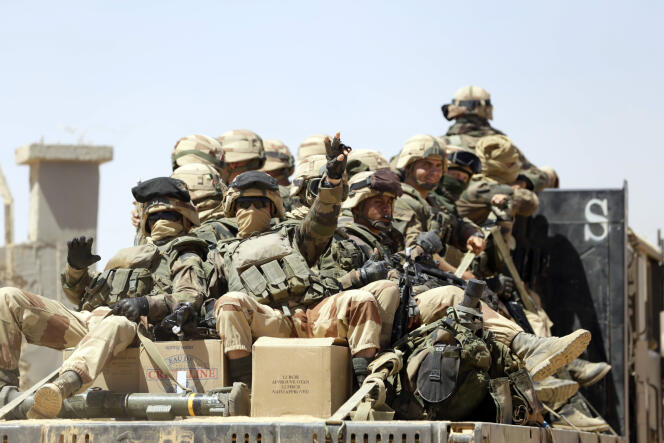 Des soldats français quittent le camp de Tessalit, au Mali, le 17 mars 2013.