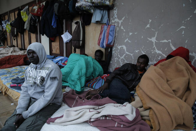 Des migrants soudanais dans leur campement improvisé avec quelques matelas et couvertures, à Calais, jeudi 23 octobre.