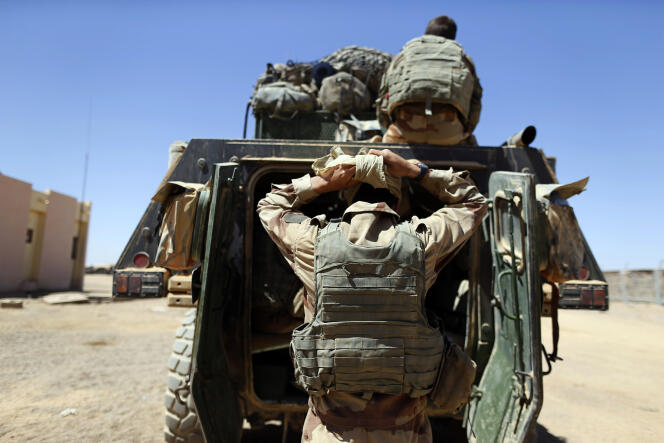 Un soldat français derrière un VAB (véhicule de l’avant blindé) au camp de Tessalit (Mali), le 15 mars 2003. Le programme Scorpion prévoit de remplacer ce matériel par des Griffon, blindés connectés transportant les troupes au combat.