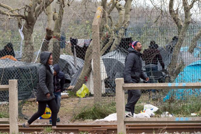 Des migrants près de leur campement de fortune, jeudi 23 octobre, à Calais.