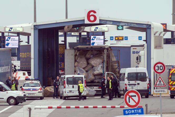 Des policiers fouillent un camion à la recherche de migrants cachés, jeudi 23 octobre au terminal des ferrys du port de Calais.