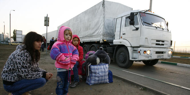 Des déplacés ukrainiens, près des convois humanitaires russes, le 13 septembre.
