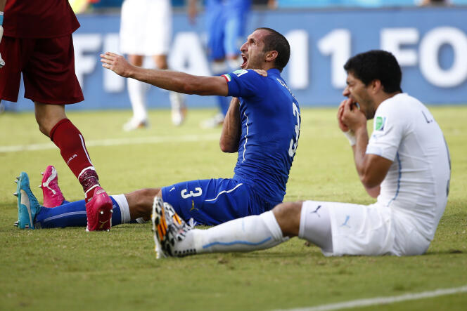 Luis Suarez (en blanc) après avoir mordu Giorgio Chiellini (en bleu) le 24 juin à Natal.