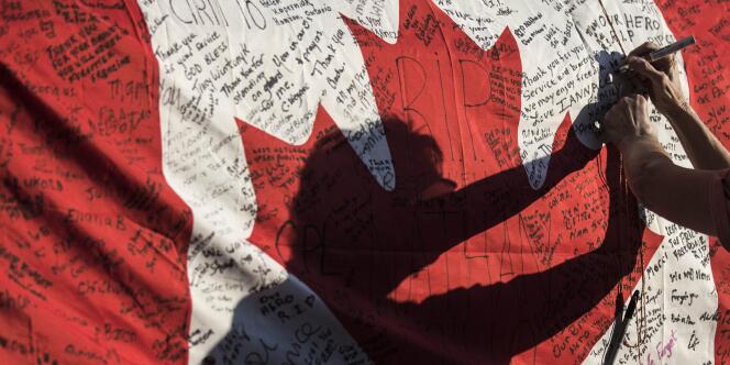 Des messages de condoléances en mémoire de la victime de la fusillade d'Ottawa.