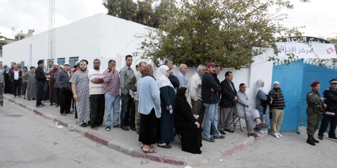 Malgré l'heure matinale, de longues queues de dizaines de personnes se sont formées dans les minutes précédent le début du scrutin devant plusieurs bureaux de vote de Tunis. 