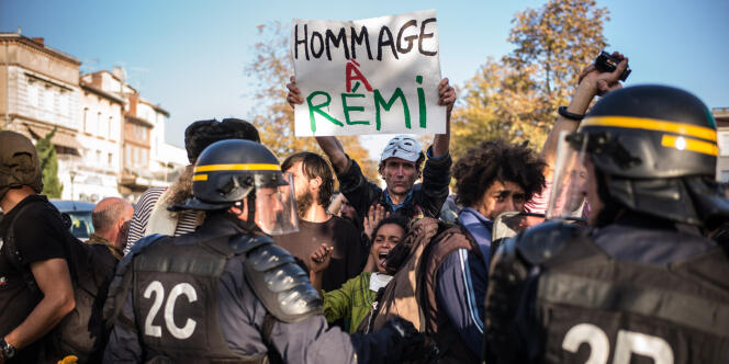 Des centaines de manifestants se sont retrouvés à Albi pour défiler à la mémoire de Rémi Fraisse, lundi 27 octobre. 

