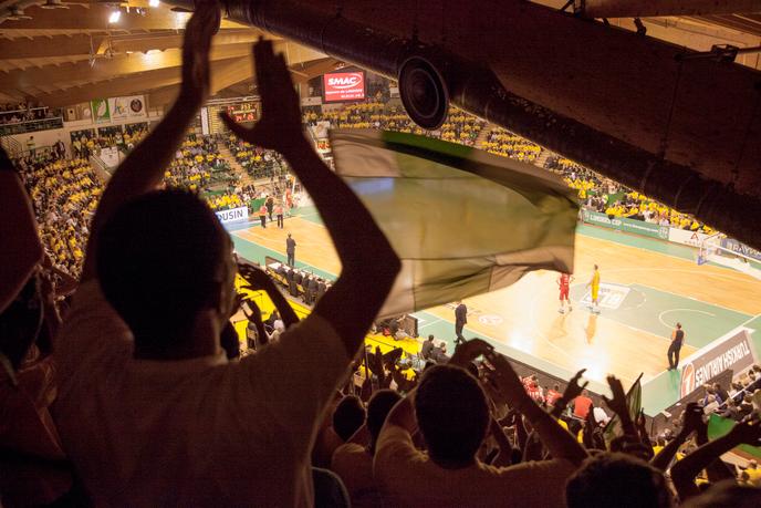 The club "Les Ultras Green" of Limoges, supporters of the basketball team, CSP Limoges.
On the occasion of the Euroleague Limoges CSP-CEDEVITA Zagreb match in Limoges on 24 October 2014.
Photos Claude Pauquet / Seen for Le Monde.
During the meeting, at the Palais des sports de Beaublanc, Limoges.