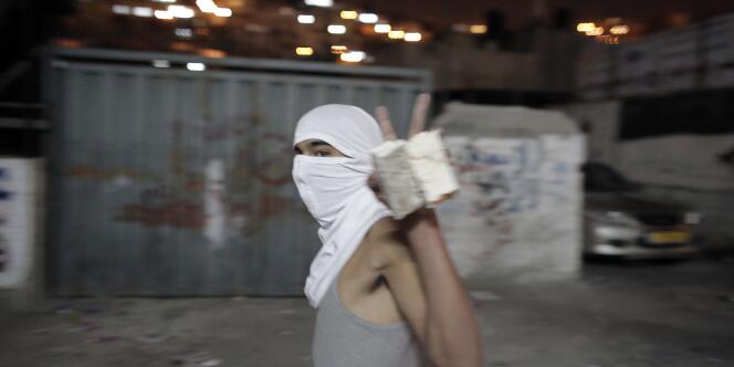 De violents heurts opposaient dimanche soir des centaines de Palestiniens à la police israélienne pour la cinquième nuit consécutive à Jérusalem-Est.