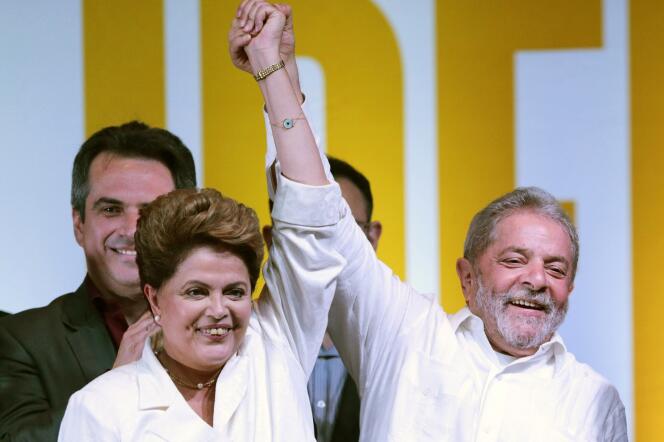 La présidente du Brésil, réélue le 26 octobre 2014, en compagnie de son prédecesseur et mentor Lula.