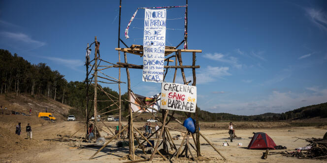 Le campement des opposants au barrage de Sivens (Tarn), le 28 octobre, 3 jours aprs la mort du jeune opposant Rmi Fraisse au barrage de Sivens.Photo: Ulrich Lebeuf / M.Y.O.P pour Le Monde