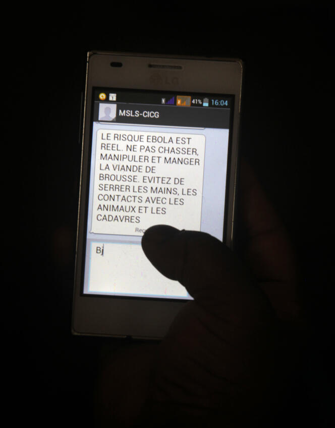 A Abidjan, les habitants reçoivent des messages de prévention par SMS sur leur mobile.