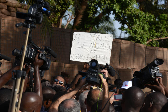 Marche de protestation à Bamako (Mali) au surlendemain de l'assassinat, le 2 novembre 2013, de Ghislaine Dupont et Claude Verlon, les envoyés spéciaux de Radio France internationale (RFI).