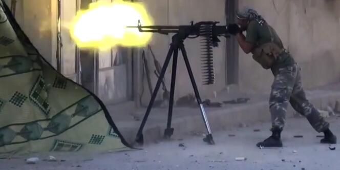 Capture d'écran d'une vidéo diffusée le 11 octobre 2014 montrant un djihadiste de l'EI dans Kobané.