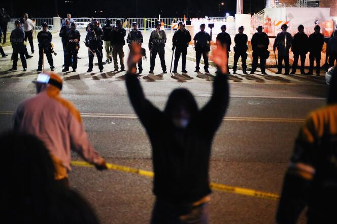 Face-à-face à Ferguson, le 22 octobre, lors d'une manifestation contre les violences policières.