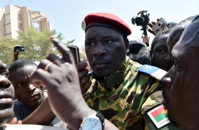 Le lieutenant-colonel Zida a annoncé qu'il assumait le rôle de chef de l'Etat de transition au Burkina Faso.