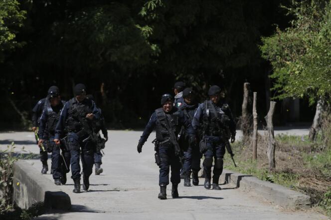 La police fédérale patrouille sur ​​une route de Cocula près de Iguala, dans l'état du sud-ouest de Guerrero, le 2 novembre 2014.
