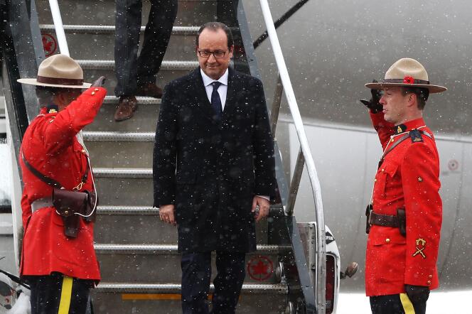 François Hollande à son arrivée à l'aéroport de Calgary, le 2 novembre.