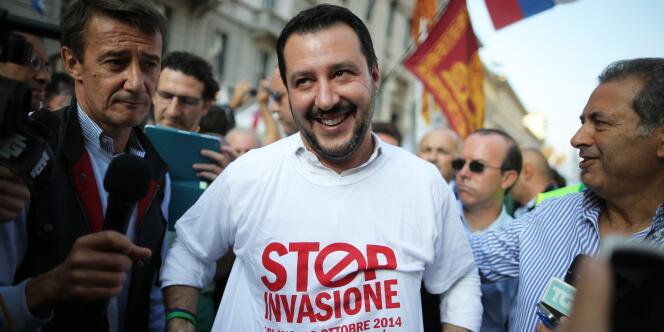 Matteo Salvini (au centre), secrétaire fédéral de la Ligue du Nord, lors d'une manifestation en octobre 2014 à Milan.
