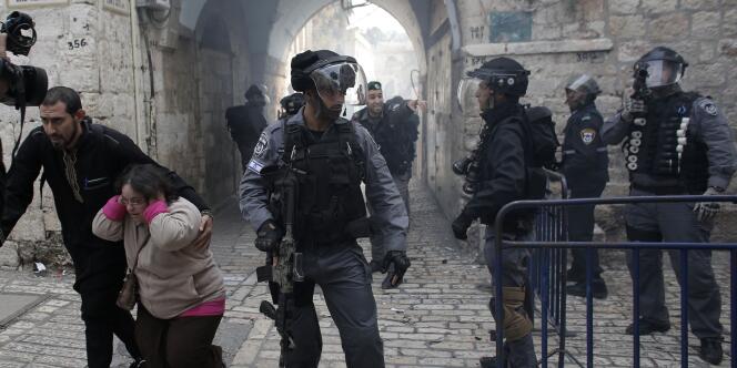 Mercredi matin, de nouveaux affrontements ont eu lieu sur le site de l'esplanade des Mosquées, troisième lieu saint de l'islam à Jérusalem-Est, où les policiers israéliens sont entrés pour disperser des manifestants masqués.