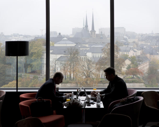 Vue de la ville de Luxembourg depuis la fenêtre d’un hôtel de luxe.