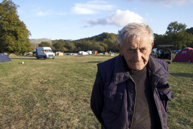 Rémi Serres, agriculteur à la retraite opposé au barrage, se rend souvent sur la ZAD, où tout le monde le connaît.