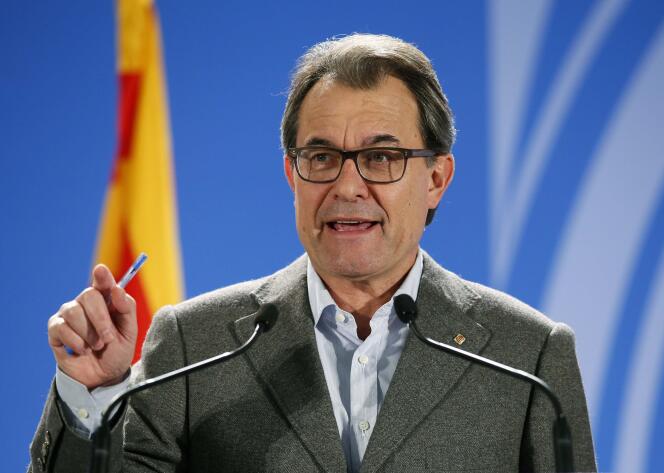 Artur Mas, lors d'une conférence de presse, dimanche 9 novembre.