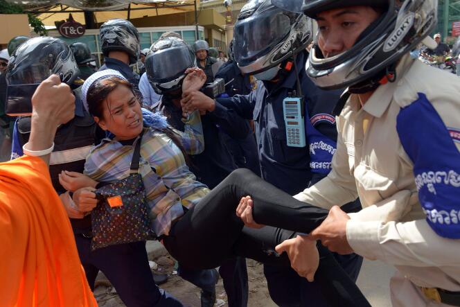 Le 11 novembre 2014, les forces de sécurité arrêtent des militants pour le respect des droits à la terre, à Phnom Penh, qui tentent de faire stopper l'accaparement du lac Boeung Kak pour un projet immobilier de luxe au centre de la capitale cambodgienne.