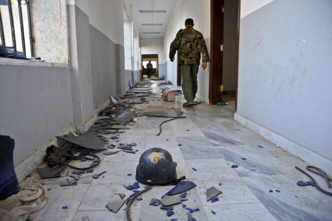 Le 3 novembre, à Benghazi,  un soldat libyen découvre les couloirs d'un immeuble utilisé comme base d'attaque par des milices islamistes dans la deuxième ville du pays.