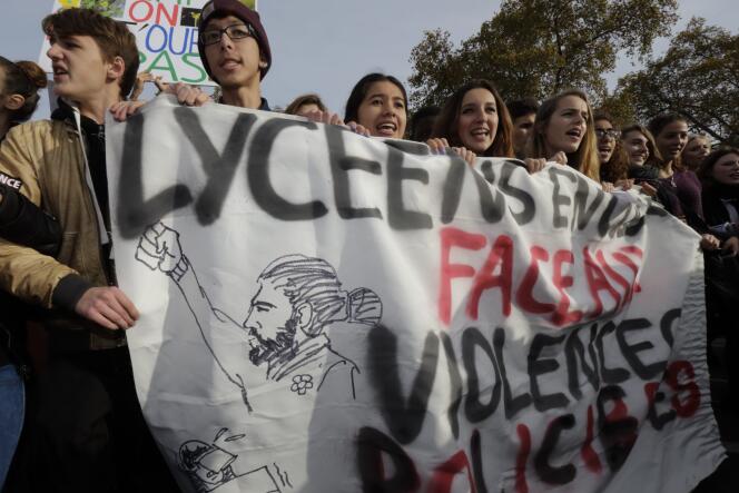 Des lycéens au cours d'une manifestation en hommage à Rémi Fraisse, le 13 novembre, à Paris.