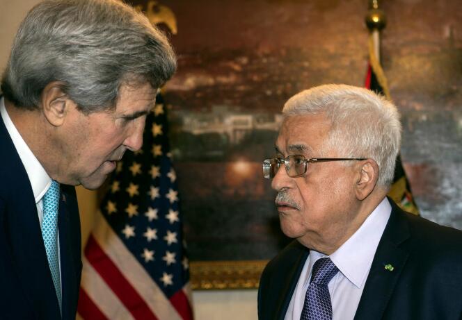 Le secrétaire d'Etat américain, John Kerry, et le président palestinien, Mahmoud Abbas, à Amman, en Jordanie, le 13 novembre.