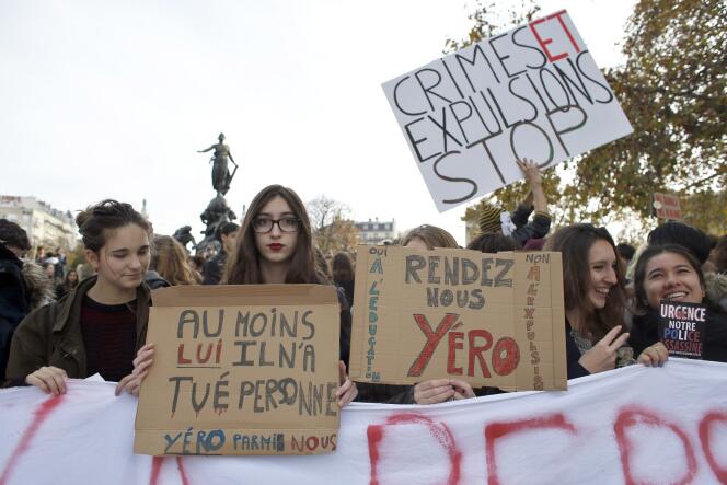 Des lycéens affichent leur soutien à Yero Idrissa, un immigré sénégalo-mauritanien menacé d'expulsion et privé de l'aide sociale à l'enfance suite à un test osseux, le 10 novembre 2014 à Paris.