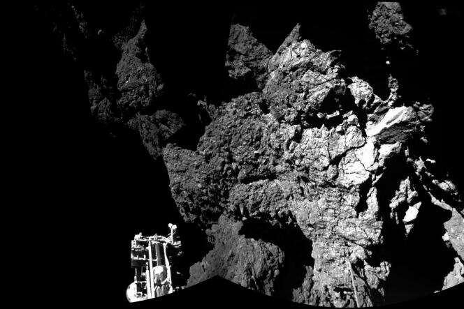 Image prise par le module Philae, dont on aperçoit l'un des trois pieds, de la comète 
