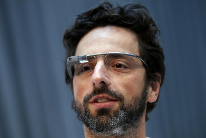 Le confondateur de Google Sergey Brin, le 20 février 2013, avec un prototype de Google Glass.