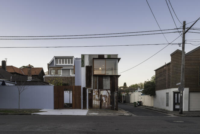 Habitation fabriquée avec des matériaux usagés dans la banlieue chic de Sydney.