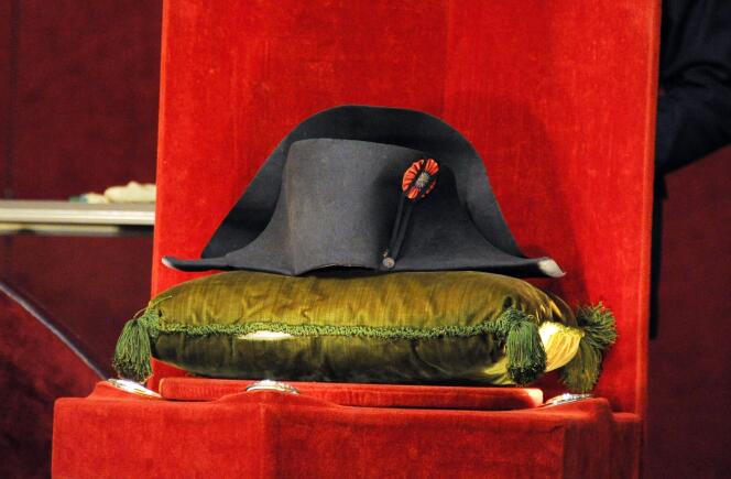 Un chapeau de Napoléon a été acheté 1 884 000 euros aux enchères à Fontainebleau, le 16 novembre.