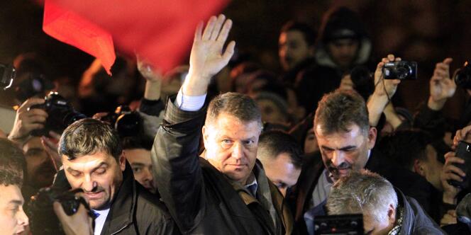 Le nouveau président roumain Klaus Iohannis célèbre sa victoire devant ses partisans, à Bucarest, le 16 novembre.