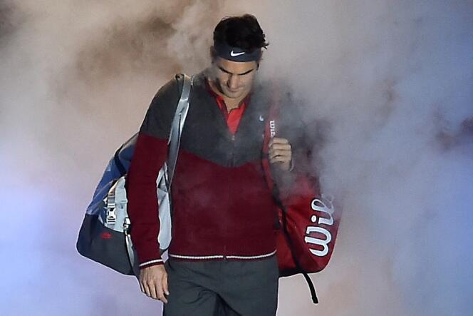 Roger Federer lors de son arrivée sur le court pour la demi-finale du Masters face à Stan Wawrinka, samedi 15 novembre.