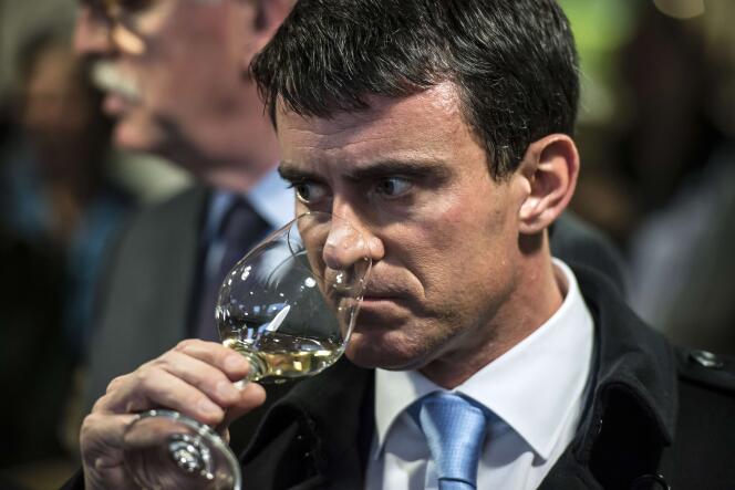 Manuel Valls déguste un vin de Chablis.