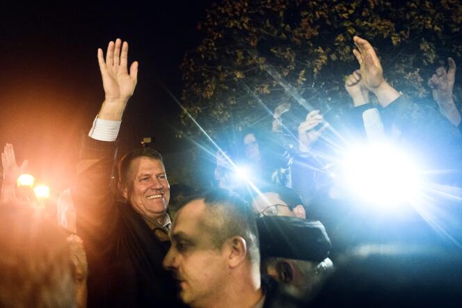 Klaus Iohannis, au centre, salue ses partisans, à Bucarest, dimanche 16 novembre.


Klaus Iohannis, leader of Romania's center-right Liberals and mayor of the Transylvanian city of Sibiu, waves to supporters gathered to celebrate his victory in a presidential runoff in Bucharest, Romania, early Monday, Nov. 17, 2014. Romania's Prime Minister Victor Ponta conceded defeat Sunday night in an extremely close presidential runoff against an ethnic German Transylvanian mayor. Ponta had been the favorite to win, but was narrowly edged out by Klaus Iohannis. (AP Photo/Raed Krishan)